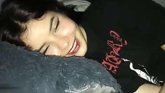 Aku fingering memek adik tiriku yang lagi sange dan crot di mulutnya saat pacarnya lagi di perjalanan