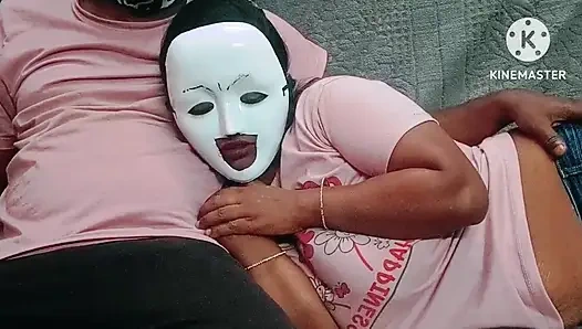 Azgın üvey kız kardeş şehvetini kontrol edemiyor ve üvey erkek kardeşini yalıyor ve sonra sikmesine izin veriyor - gerçek yüksek sesle inlemeli tamil ses