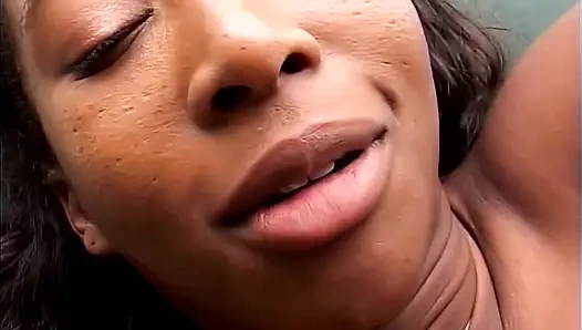 Горячая черная девушка обожает большие члены