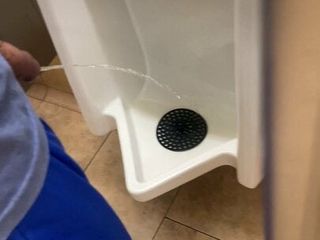 Pissen in een toilet