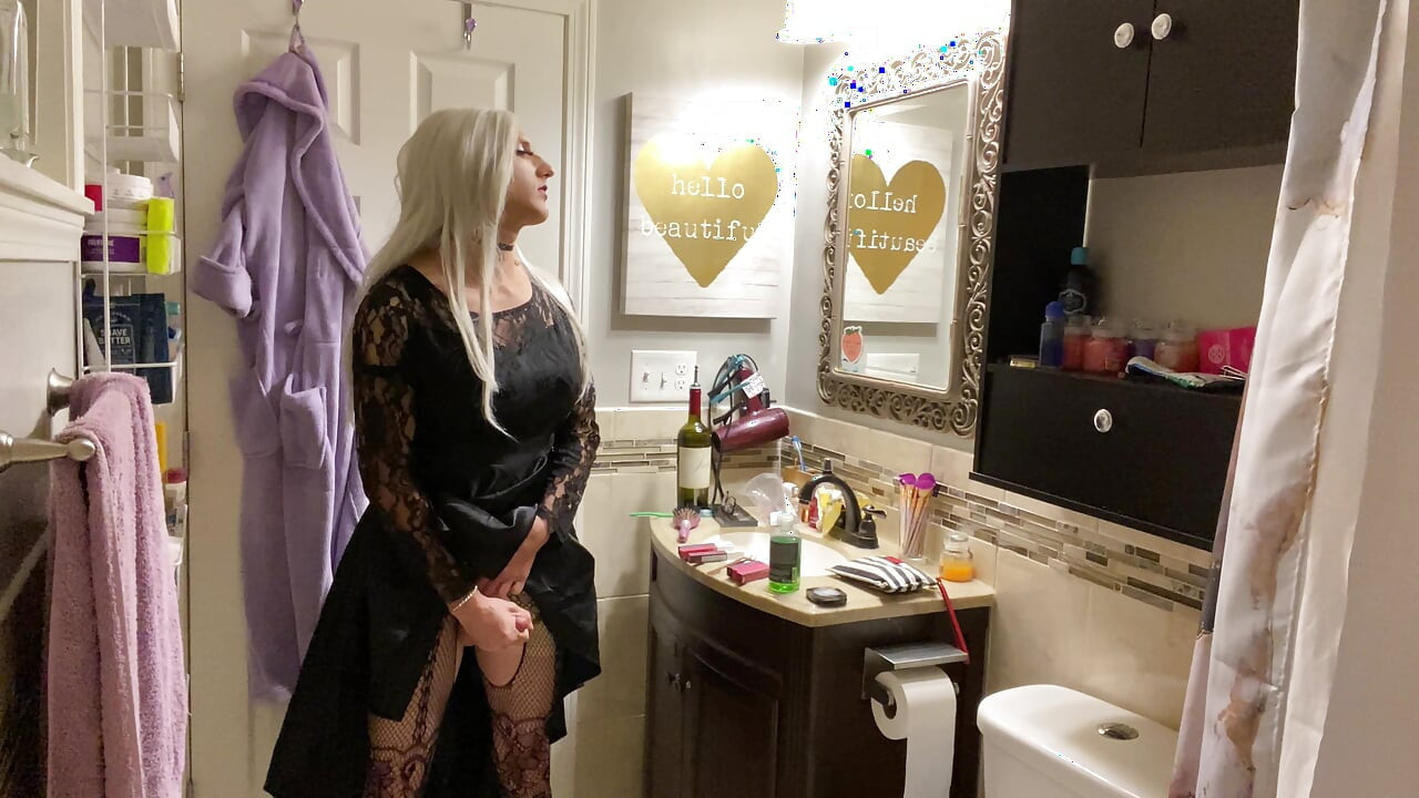 Emo crossdresser lagi asik ngocok kontol sambil pakai buttplug