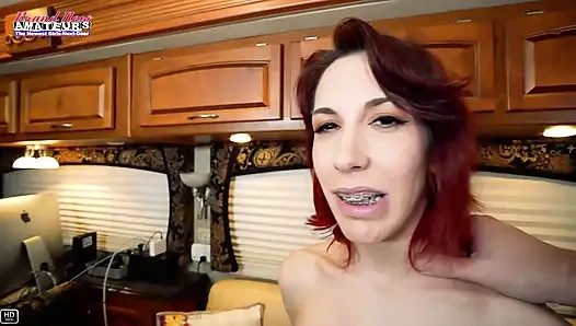 Scarlet Foxx mürekkepli kızıl saçlı orta yaşlı seksi kadın ıslak göt yalama ve tutkulu elle muamele ateşli!