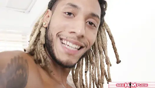 Avery Moon onu sikmeden önce Derek Savage'ın şişkinliğini emiyor!