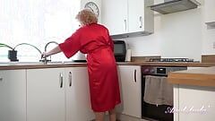Judy's - rondborstige Britse huisvrouw Camilla zeept haar grote natuurlijke tieten in