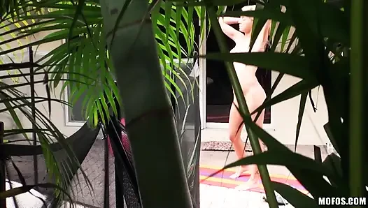 Mofos - si seksi rambut pirang jewel jensen mergokin levi cash lagi asik ngentot sama kamera dan menyeretnya untuk ngentot kontolnya