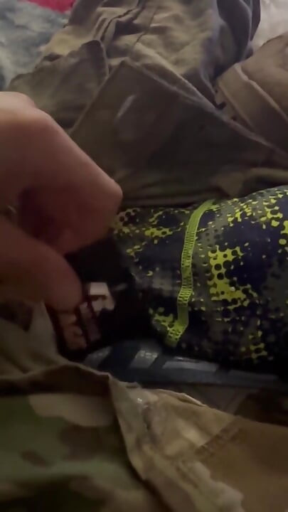 Un soldat de l’armée américaine se branle dans son uniforme et jouit sur ses sous-vêtements