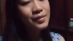 Азиатка играет дома одна, соло, в домашнем видео