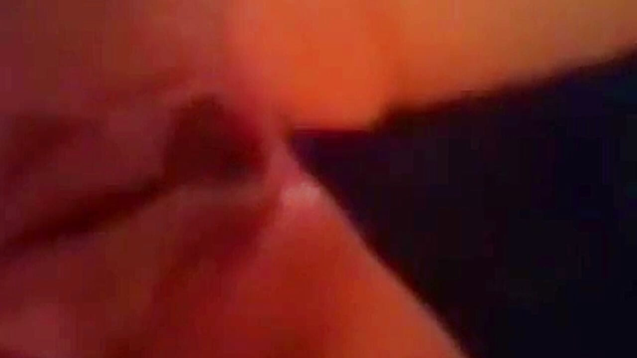 Milf Completa a Masturbar-se Dedilhando a Buceta até ao Orgasmo