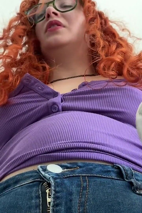 فتاة لئيمة متلاعبة تجعلك تشم رائحة حذائها الرياضي النتن