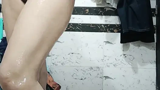 Priya si kakak ipar india lagi pamer pantat bahenolnya pagi-pagi