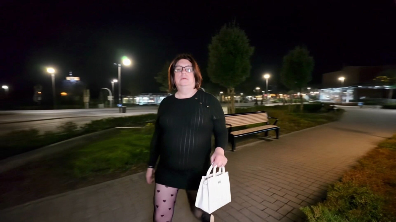 Περπατήστε το βράδυ με ένα καλοκαιρινό πλεκτό φόρεμα, σέξι Hold-Ups και μπότες Chelsea