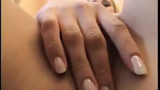 Блондинка-сучка наполняет свою киску большим огурцом на кастинге