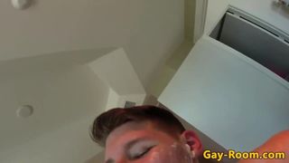 Maromo enmascarado se folla a un amigo recién afeitado