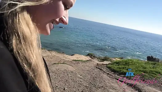 В видео от первого лица McKenzie Mae: Дата на пляже, публичный писсинг, киска в машине Rub и соблазняет минет