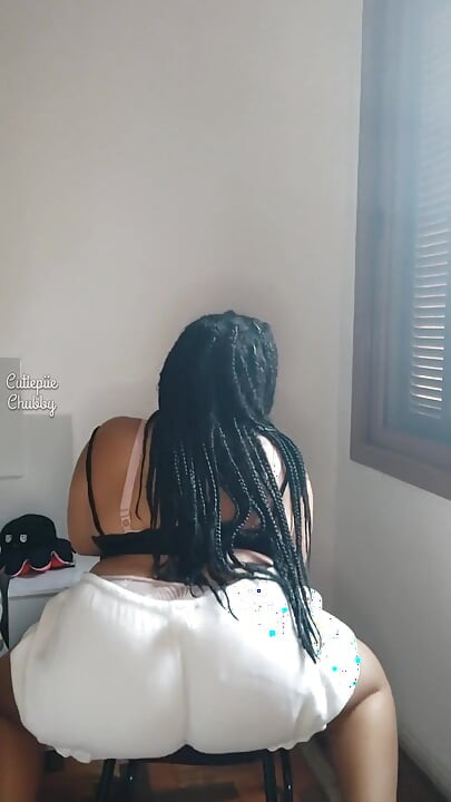 BBW seksikäs strippi twerkillä ja anaalitulpalla
