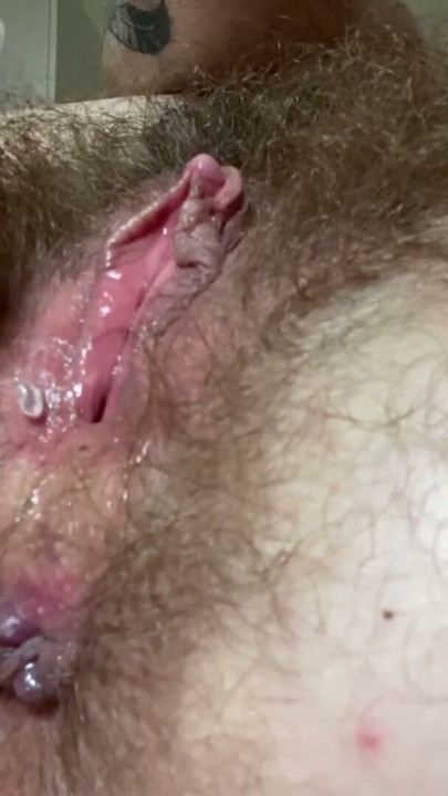 Orgasmos duplos, cona peluda, clitóris grande | Clip 2
