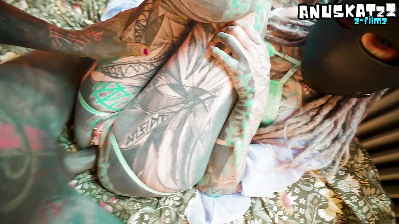 Gagică mascată tatuată umplută anal adânc dublu + inundație mare de spermă pe pizda rasă