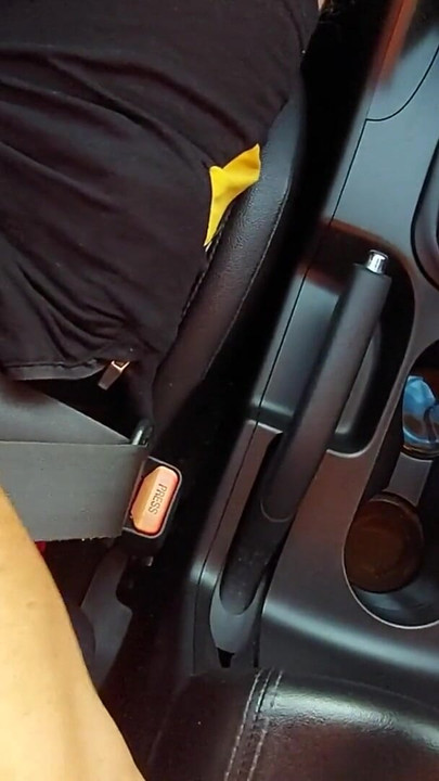 רגע אפי מתוך "מילף בוגרת עם רגליים סקסיות בעקבים וחצאית קצרה מתגרה בנהג מונית ונותנת לו עבודת יד"
