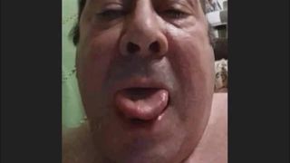Abuelo español cachondo masturbándose y corriéndose