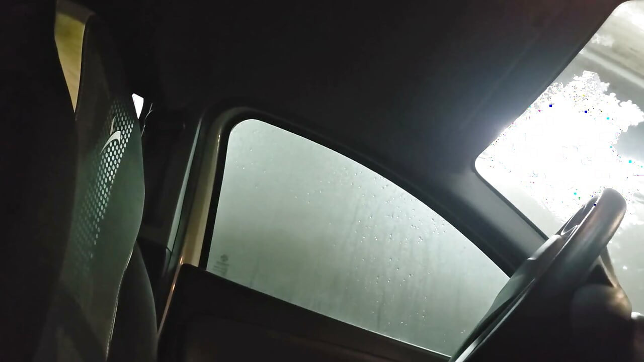 Zaterdagavond Autowasstraat: Suds, Diep Stofzuigen En Buitenshuis Nachtvibes