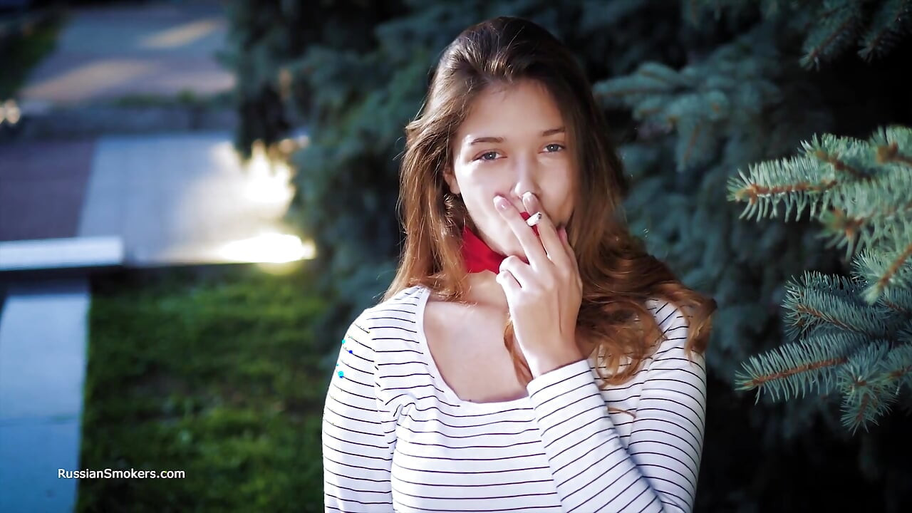 Sultry ruska devojka puši cigaretu od talasa