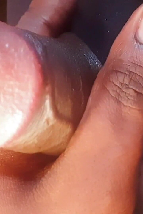 一个年轻的德西男性在家里沉迷于独奏乐趣。