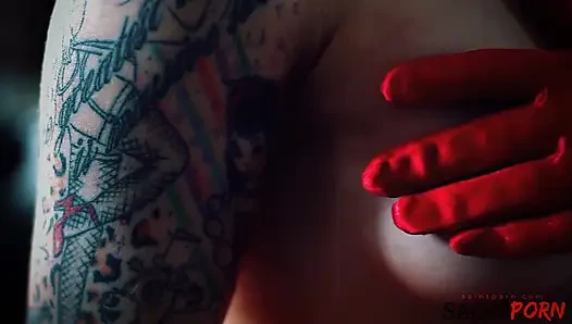 Lexi ward nimmt eine ladung auf ihren hintern