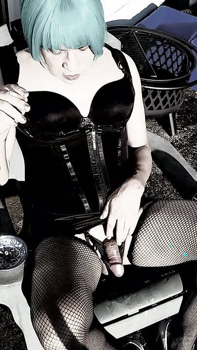 สาวร่านน้องสาวเซ็กซี่เล่นกับควยสาวของเธอ