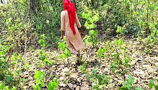 Der Schwager nahm die Schwägerin unter dem Vorwand des Umherstreifens mit in den Wald