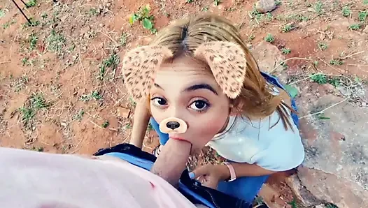 Cewek semok latina rambut pirang lagi asik nyepong kontol