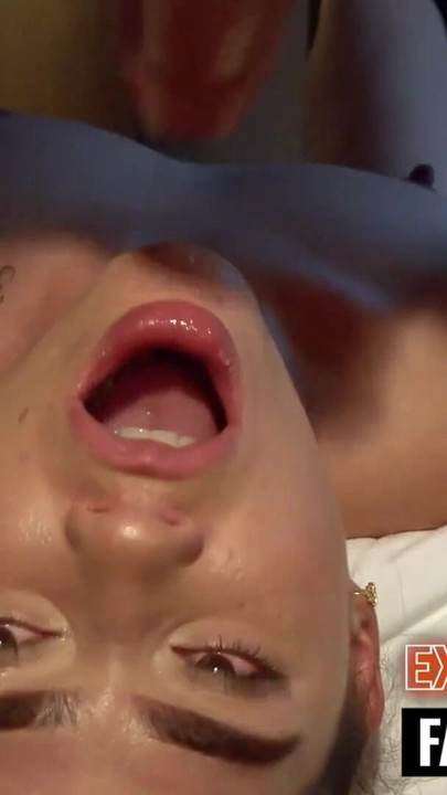 我知道这个可爱的拉丁少女一直梦想着芝加哥...猜猜她的男友从来没有这样做过 | 短片 1