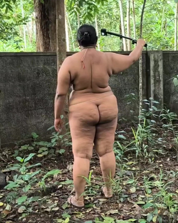 숲에서 알몸으로 촬영한 야외 누드 소녀, Bigass 및 Boob 나체주의자 여성