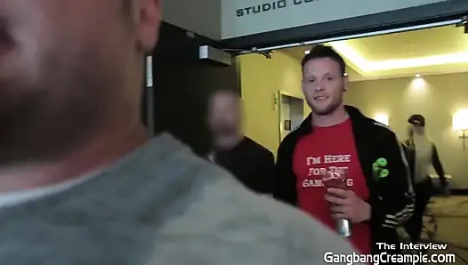 Ashton röportajla Vegas'ta grup sekse hazırlanıyor