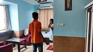 一个印度模特勾引一个酒店男孩，并在酒店房间里给他一个幸福的结局。太热了