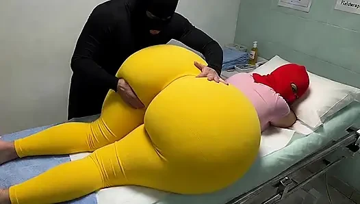 Büyük götlü kayınvalide masaj için yalvarıyor ve çok ıslanıyor