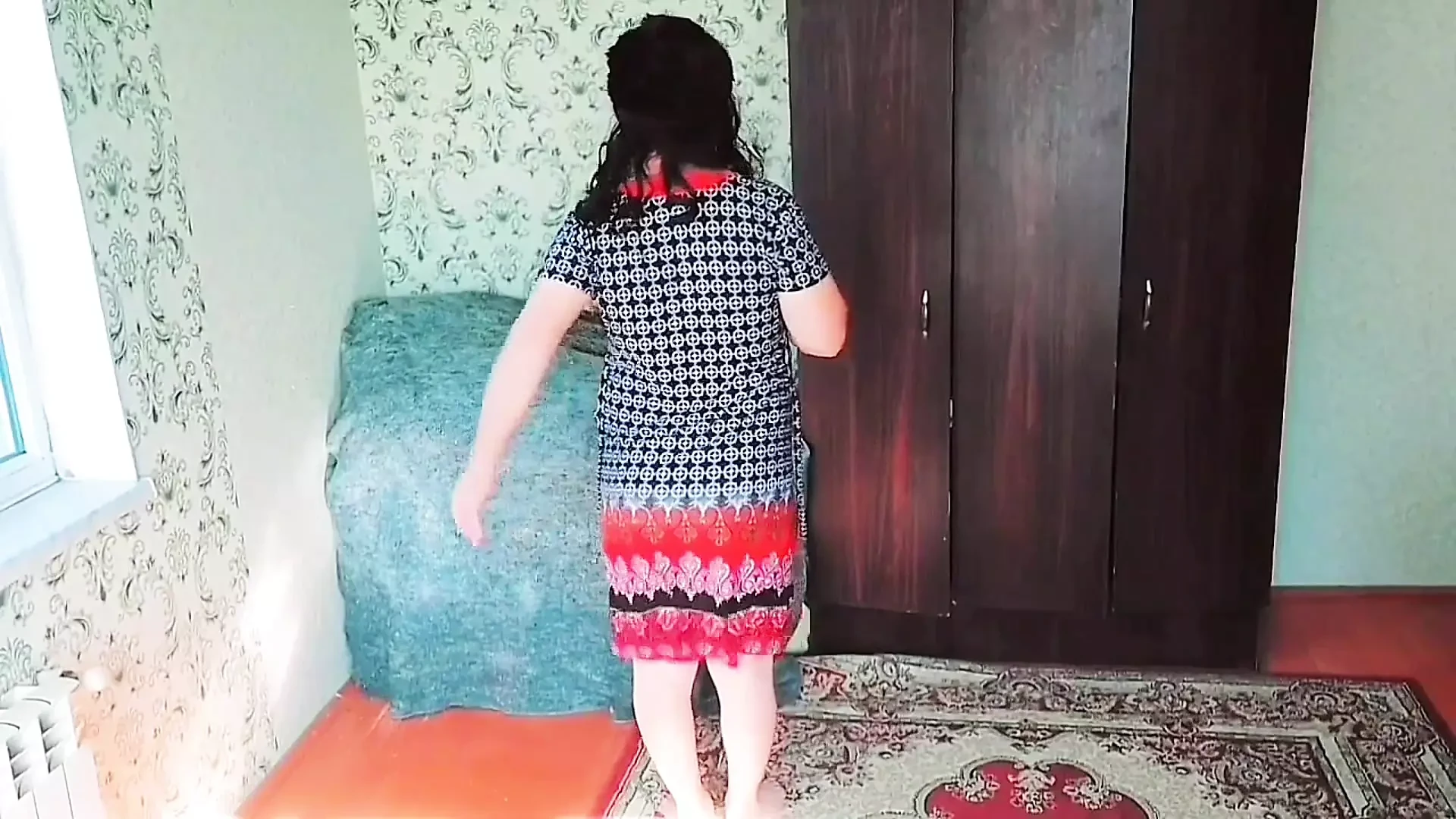 Puha, sissy lengő szoknya a hangulatos, meleg hálószobában