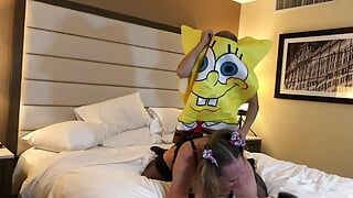 Spongebob fickt eine heiße MILF-Transfrau