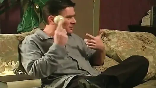 Blonde bombe im superman-tee verführt und fingert sich wild