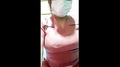 La belle infirmière flirte avec son patron pendant un appel vidéo, elle lui montre ses jolis seins de jeunesse