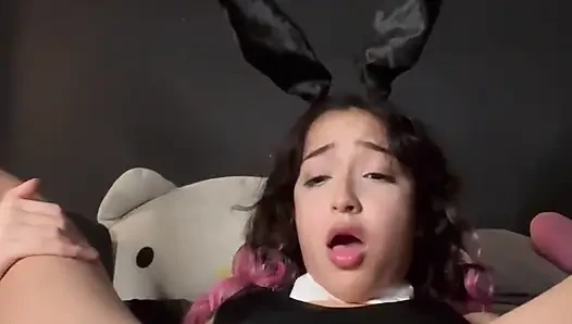 Orgasme gadis kelinci bikin memeknya berantakan