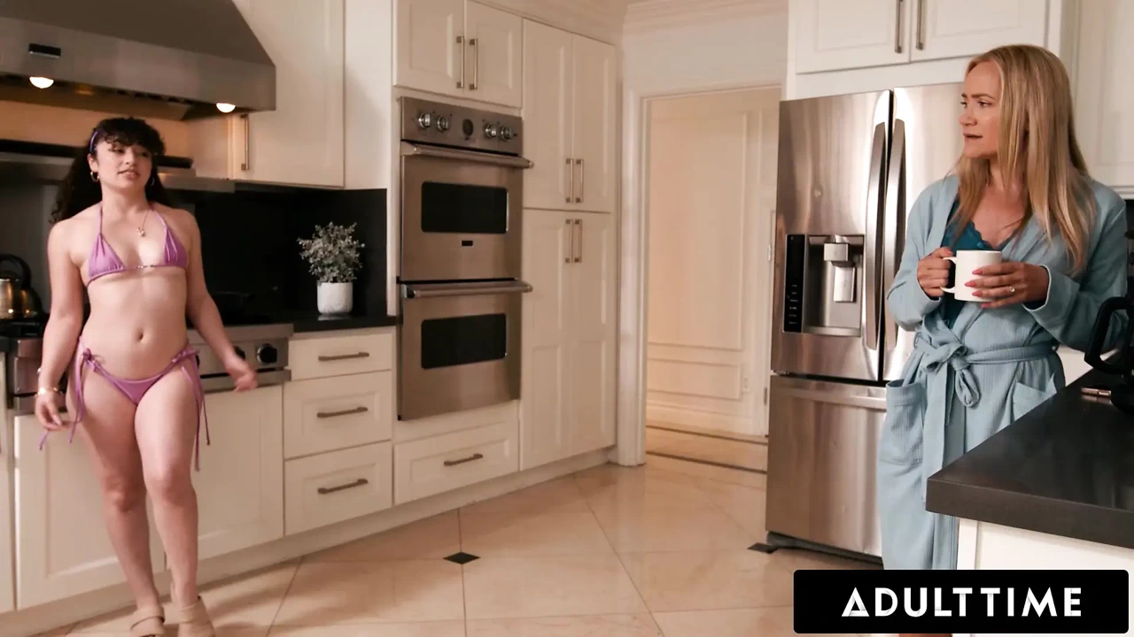 Adult Time -的Pixie Smalls渴望继父一直在戏弄他，导致偷偷摸的激情性爱