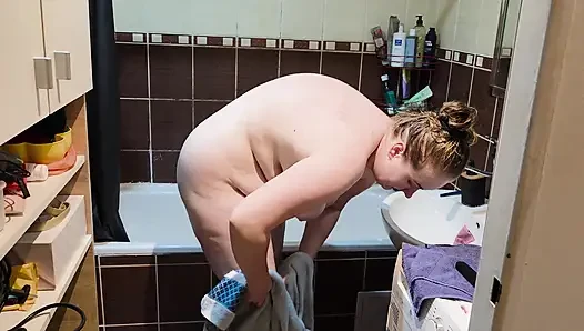 Geiler ehemann beobachtet, wie seine mollige ehefrau duscht, dann genießen sie eine heiße zeit zusammen