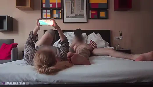 Abang tiri dengan santai nonton bokep sambil dicrot di mulut adik tirinya