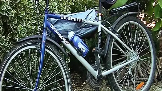 Шаловливую французскую крошку трахнули в шоу на улице