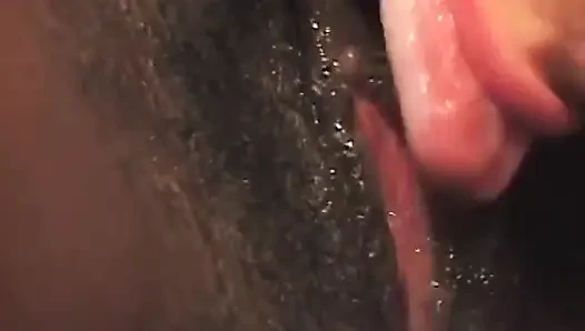Memek berbulu cewek kulit hitam yang lagi hamil dientot sama pria kulit putih yang lebih tua