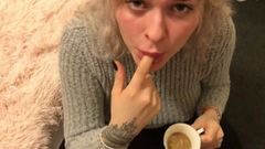 Блондинка-шлюшка пьет кофе со спермой