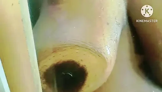 Gadis desi toket besar seksi memberikan blowjob panas untuk pacarnya di kamar mandi dan dia muncrat di rambutnya
