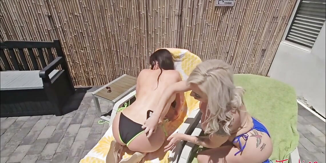Swingers skupina s velkými kozami v bazénu W / BBC Studs