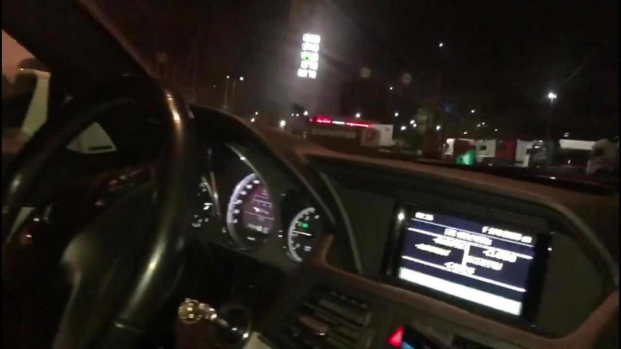 I love to piss outdoor