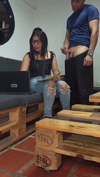Una amiga desempleada quiere que lo chupe .. Me folla y se corre muy rápido .. QUÉ DELICIOSO ME FOLLA EL CULO | Clip 2